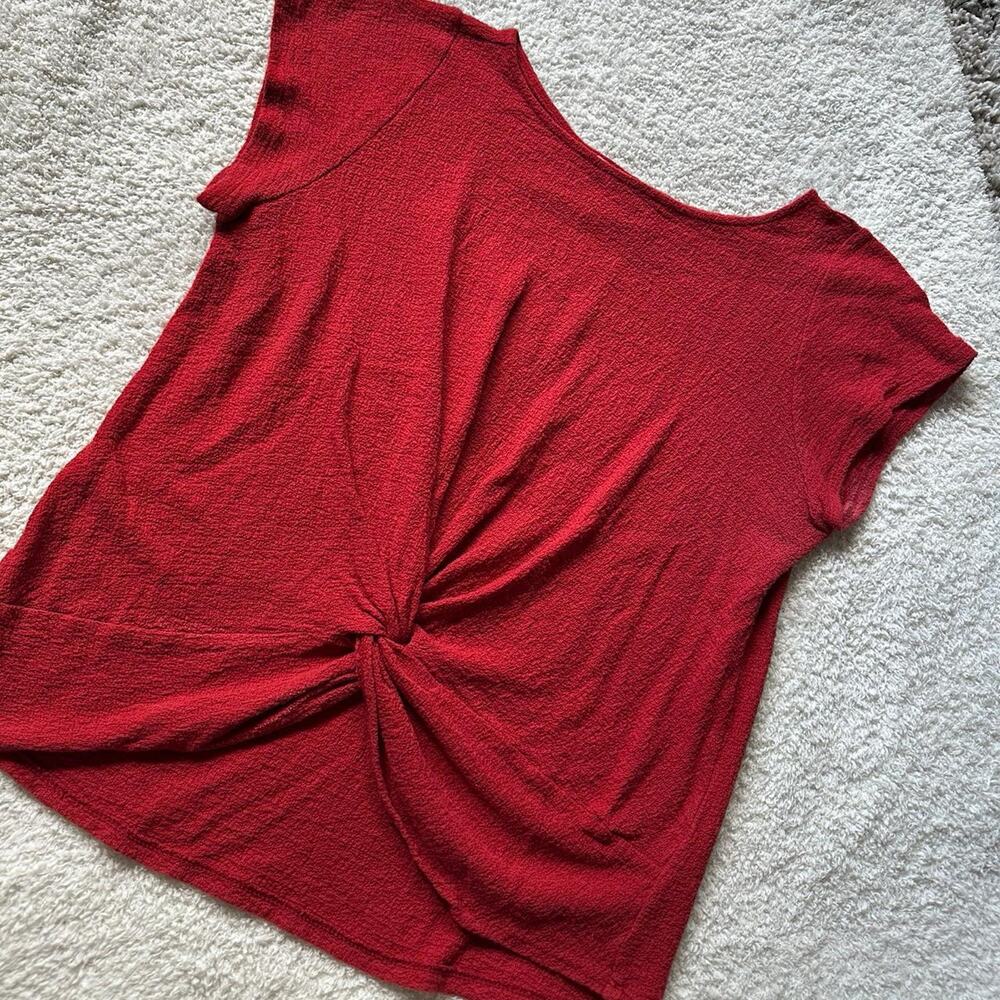 Red loft twist front top